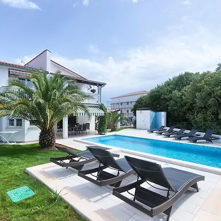In With Swimming Pool * Πούλα