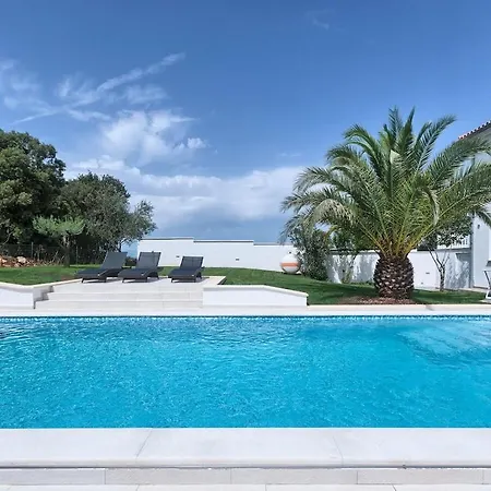 Vila In With Swimming Pool Pula