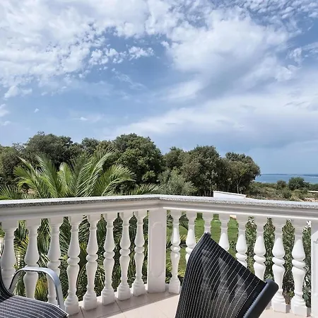 Vila In With Swimming Pool Pula