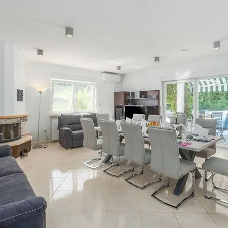 Vila In With Swimming Pool *