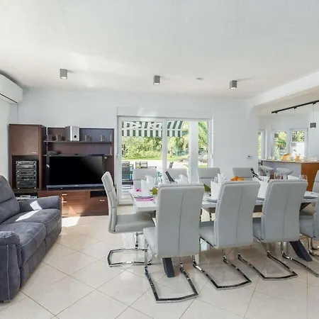 Vila In With Swimming Pool