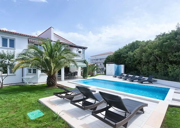 In With Swimming Pool * Πούλα