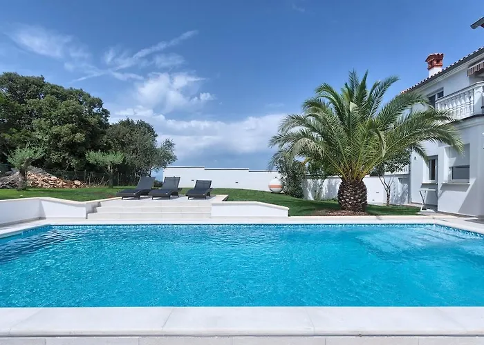 Βίλα In With Swimming Pool Πούλα